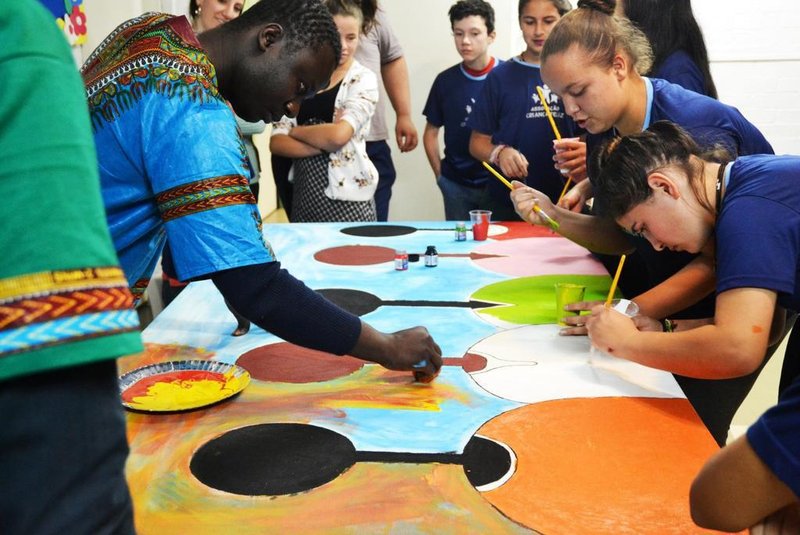 Alunos da Associação Criança Feliz de Caxias em oficina de criação coletiva com temática voltada à África. A aula especial foi ministrada pelo artista plástico senegalês Ousmane Mathurin Ndiaye.