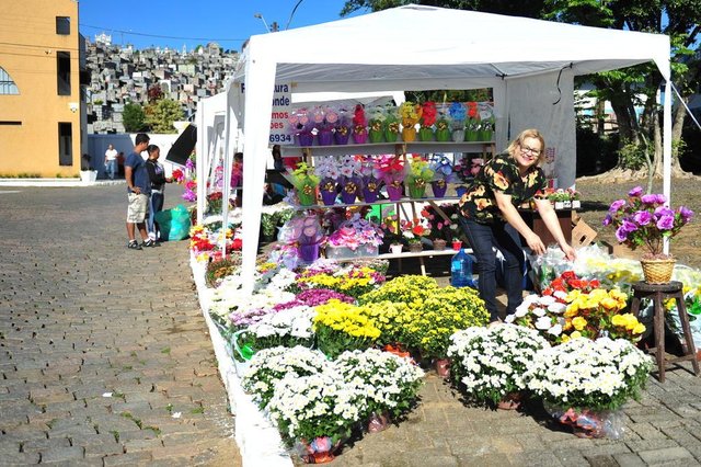 JOINVILLE,SC,BRASIL,01-11-2017.Comércio entorno do cemitério municipal para o dia de Finados.Rosiclei Lubawski.(Foto:Salmo Duarte/A Notícia) JOINVILLE,SC,BRASIL,01-11-2017.Comércio entorno do cemitério municipal para o dia de Finados.Rosiclei Lubawski.(Foto:Salmo Duarte/A Notícia)