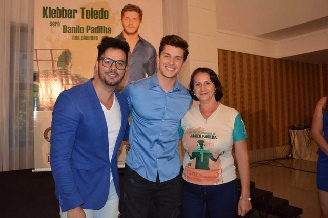 O diretor e cineasta Thiago Di Mello, o ator Klebber Toledo e a mãe do goleiro Danilo, Dona Ilaídes Padilha, durante a coletiva de imprensa de lançamento do filme ¿O Goleiro¿ O diretor e cineasta Thiago Di Mello, o ator Klebber Toledo e a mãe do goleiro Danilo, Dona Ilaídes Padilha, durante a coletiva de imprensa de lançamento do filme ¿O Goleiro¿