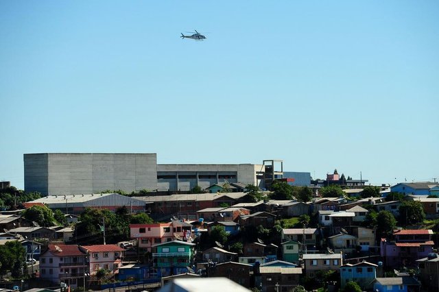 CAXIAS DO SUL, RS, BRASIL, 01/11/2017. Brigada Militar realiza operação com apoio aéreo no bairro Santa Fé, na zona norte de Caxias do Sul. Helicóptero Koala, sediado em Porto Alegre, foi pilotado pelo comandante Amaury Kreisler. (Diogo Sallaberry/Agência RBS) CAXIAS DO SUL, RS, BRASIL, 01/11/2017. Brigada Militar realiza operação com apoio aéreo no bairro Santa Fé, na zona norte de Caxias do Sul. Helicóptero Koala, sediado em Porto Alegre, foi pilotado pelo comandante Amaury Kreisler. (Diogo Sallaberry/Agência RBS)