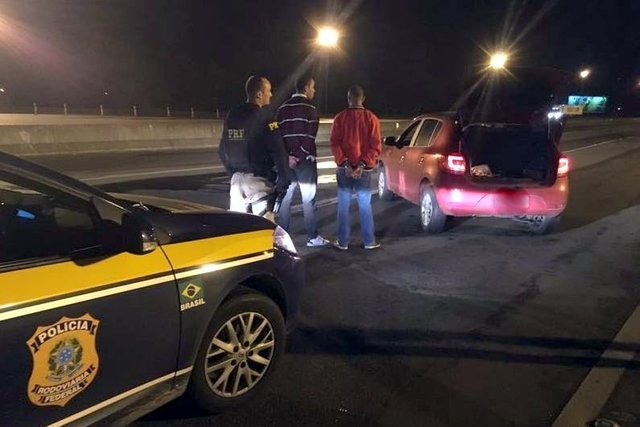 Homens são presos por envolvimento em falsificação de documentos, Joinville SC Homens são presos por envolvimento em falsificação de documentos, Joinville SC