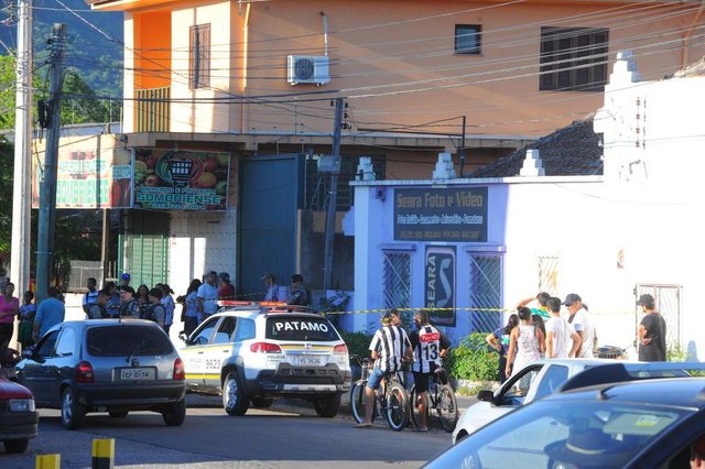  Santa Maria, RS, Brasil, 01/11/2017.Homem &eacute; morto a tiros na Avenida Borges de Medeiros.
