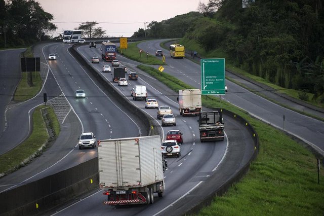 JOINVILLE, SC, BRASIL (01-11-2017) - Movimento de veículos na Br-101. (Foto: Maykon Lammerhirt, A Notícia) JOINVILLE, SC, BRASIL (01-11-2017) - Movimento de veículos na Br-101. (Foto: Maykon Lammerhirt, A Notícia)