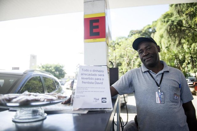 JOINVILLE, SC, BRASIL (01-11-2017) - Posto de gasolina faz vaquinha para ajudar haitiano a buscar as filhas no Haiti. (Foto: Maykon Lammerhirt, A Notícia) JOINVILLE, SC, BRASIL (01-11-2017) - Posto de gasolina faz vaquinha para ajudar haitiano a buscar as filhas no Haiti. (Foto: Maykon Lammerhirt, A Notícia)