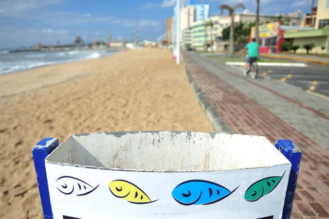 BARRA VELHA,SC,BRASIL,30-10-2017.Praia de Barra Velha se prepara para receber o verão 2017.Praia Central,lixeira no calçadão.(Foto:Salmo Duarte/A Notícia) BARRA VELHA,SC,BRASIL,30-10-2017.Praia de Barra Velha se prepara para receber o verão 2017.Praia Central,lixeira no calçadão.(Foto:Salmo Duarte/A Notícia)