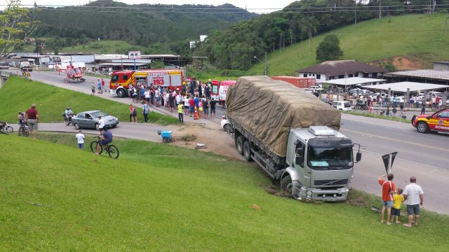 acidente na BR-470, em Blumenau acidente na BR-470, em Blumenau