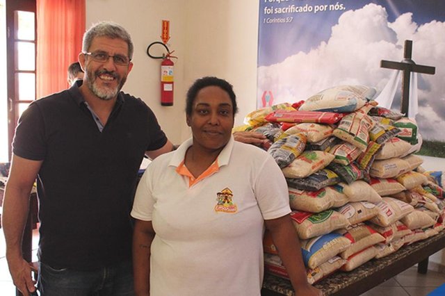 Priscila Michelle Rodrigues que recebeu nesta quarta-feira os produtos de Eneas Borba Junior Priscila Michelle Rodrigues que recebeu nesta quarta-feira os produtos de Eneas Borba Junior