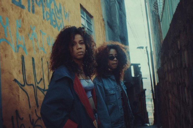 Tracie e Tasha Okereke, as irmãs gêmeas são lindas, estilosas, e conhecidas como as it girls da favela por criarem looks incríveis com roupas customizadas e de brechó. Tracie e Tasha Okereke, as irmãs gêmeas são lindas, estilosas, e conhecidas como as it girls da favela por criarem looks incríveis com roupas customizadas e de brechó.