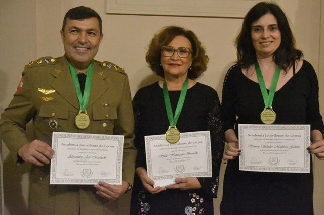 Alessandro José Machado, Sueli Brandão e Simone Gehrke, que receberam diplomas e medalhas da academia joinvilense de letras Alessandro José Machado, Sueli Brandão e Simone Gehrke, que receberam diplomas e medalhas da academia joinvilense de letras