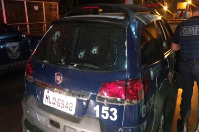 Duas viaturas da Guarda Municipal de Florianópolis foram atingidas por tiros na madrugada desta quinta-feira (2), no bairro Capoeiras. Três dos quatro servidores que ocupavam uma das viaturas foram baleados. Apenas o motorista saiu ileso. Os ocupantes da segunda viatura atingida não se feriram.Segundo a ocorrência registrada pela Polícia Militar, o motorista da viatura atingida teria relatado que a equipe dele foi recebida pelos disparos ao entrar na Travessa Bela Vista, no Morro da Caixa. A PM foi acionada e fez buscas na região, mas ninguém havia sido preso até a manhã desta quinta-feira. http://horadesantacatarina.clicrbs.com.br/sc/geral/noticia/2017/11/tres-guardas-municipais-sao-baleados-em-florianopolis-9979782.html Duas viaturas da Guarda Municipal de Florianópolis foram atingidas por tiros na madrugada desta quinta-feira (2), no bairro Capoeiras. Três dos quatro servidores que ocupavam uma das viaturas foram baleados. Apenas o motorista saiu ileso. Os ocupantes da segunda viatura atingida não se feriram.Segundo a ocorrência registrada pela Polícia Militar, o motorista da viatura atingida teria relatado que a equipe dele foi recebida pelos disparos ao entrar na Travessa Bela Vista, no Morro da Caixa. A PM foi acionada e fez buscas na região, mas ninguém havia sido preso até a manhã desta quinta-feira. http://horadesantacatarina.clicrbs.com.br/sc/geral/noticia/2017/11/tres-guardas-municipais-sao-baleados-em-florianopolis-9979782.html