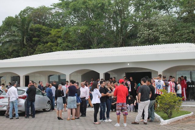 Jogadores do time do adolescente morto por um raio em Biguaçu fazem homenagem no velório Jogadores do time do adolescente morto por um raio em Biguaçu fazem homenagem no velório