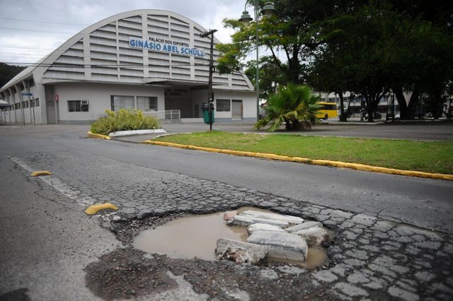 JOINVILLE, SC, BRASIL (05-11-2017) - Buraco na rua XV de novembro em Joinville. (Foto: Maykon Lammerhirt, A Notícia) JOINVILLE, SC, BRASIL (05-11-2017) - Buraco na rua XV de novembro em Joinville. (Foto: Maykon Lammerhirt, A Notícia)