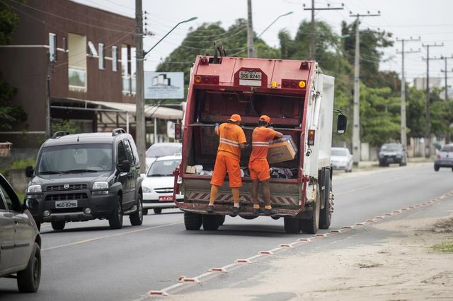 JOINVILLE, SC, BRASIL (02-11-2017) - Coleta de lixo em Itapoá. (Foto: Maykon Lammerhirt, A Notícia) JOINVILLE, SC, BRASIL (02-11-2017) - Coleta de lixo em Itapoá. (Foto: Maykon Lammerhirt, A Notícia)