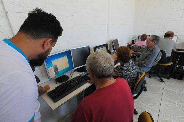 Santa Maria, RS, Brasil, 01/11/2017.Associação Beneficente ANKH desenvolve projeto de inclusão digital para idosos com computadores cedidos pela Fundae. Santa Maria, RS, Brasil, 01/11/2017.Associação Beneficente ANKH desenvolve projeto de inclusão digital para idosos com computadores cedidos pela Fundae.