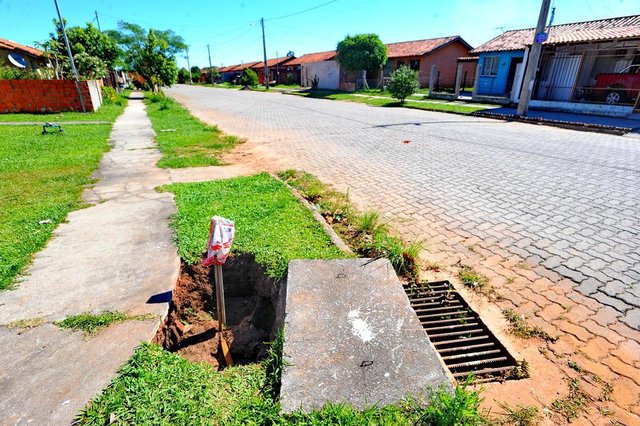  Santa Maria, RS, Brasil, 31/10/2017.A falta de infraestrutura do residencial Zilda Arns, problemas com bueiros, lixos nas ruas e na &aacute;rea verde do bairro