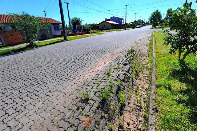  Santa Maria, RS, Brasil, 31/10/2017.A falta de infraestrutura do residencial Zilda Arns, problemas com bueiros, lixos nas ruas e na &aacute;rea verde do bairro