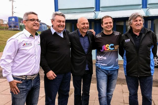 A imagem da foto representa uma soma de esforços que resultou na retomada dos Jogos Abertos de Santa Catarina, iniciados em Lages no final de semana. Pelo Estado, na ponta esquerda está o presidente da Fesporte, Erivaldo Caetano Junior (PSDB), e na ponta direita o secretário Leonel Pavan (PSDB). Pelo município-sede, o prefeito Antonio Ceron (PSD) e o vice Cosme Polese (ao lado de Pavan). Ao centro, o empresário Luciano Hang, diretor-presidente da Havan, patrocinadora do evento. A imagem da foto representa uma soma de esforços que resultou na retomada dos Jogos Abertos de Santa Catarina, iniciados em Lages no final de semana. Pelo Estado, na ponta esquerda está o presidente da Fesporte, Erivaldo Caetano Junior (PSDB), e na ponta direita o secretário Leonel Pavan (PSDB). Pelo município-sede, o prefeito Antonio Ceron (PSD) e o vice Cosme Polese (ao lado de Pavan). Ao centro, o empresário Luciano Hang, diretor-presidente da Havan, patrocinadora do evento.