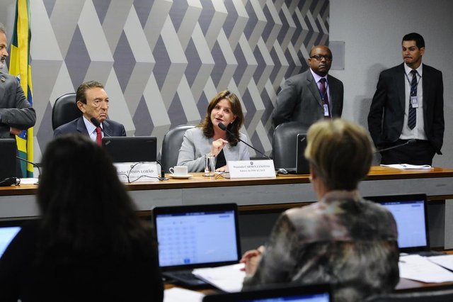 Comissão de Constituição, Justiça e Cidadania (CCJ) realiza reunião com 39 itens. Entre eles, o PLS 358/2015, que aumenta as penas para adultos que utilizam crianças ou adolescentes para a prática de crimes.à mesa:presidente da CCJ, senador Edison Lobão (PMDB-MA);autora do PDS 42/2015, deputada Carmen Zanotto (PPS-SC).Foto: Leopoldo Silva/Agência Senado Comissão de Constituição, Justiça e Cidadania (CCJ) realiza reunião com 39 itens. Entre eles, o PLS 358/2015, que aumenta as penas para adultos que utilizam crianças ou adolescentes para a prática de crimes.à mesa:presidente da CCJ, senador Edison Lobão (PMDB-MA);autora do PDS 42/2015, deputada Carmen Zanotto (PPS-SC).Foto: Leopoldo Silva/Agência Senado
