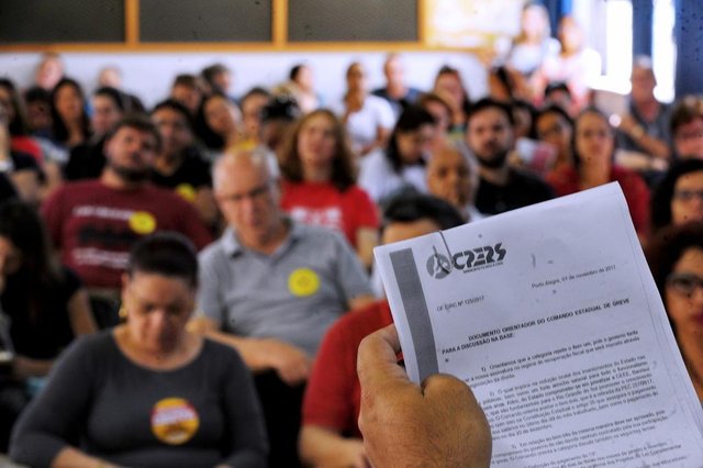  Santa Maria, RS, Brasil 06/11/2017. Os professores do 2&ordm; N&uacute;cleo do Cpers/Sindicato realizaram na tarde desta segunda-feira, 06 de novembro, uma assembleia regional para discutir sugest&otilde;es para uma contraproposta ao Estado, que apresentou proposta &agrave; categoria no dia 30 de outubro. No domingo, 5 de novembro, a greve dos professore completou dois meses. A proposta aprovada na assembleia regional ser&aacute; apresentada na pr&oacute;xima assembleia geral da categoria, que ainda n&atilde;o tem data nem hor&aacute;rios definidos.