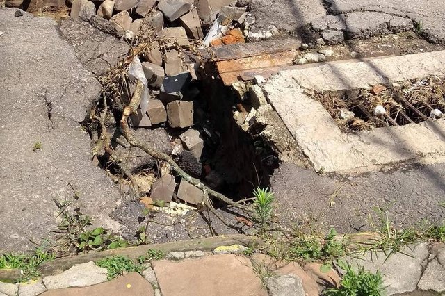 A&ccedil;&atilde;o do Di&aacute;rio junto aos leitores, para que enviem fotos dos buracos de Santa Maria. Na foto, a esquina das ruas Gon&ccedil;alves Dias com a Castro Alves, no Bairro Perp&eacute;tuo Socorro