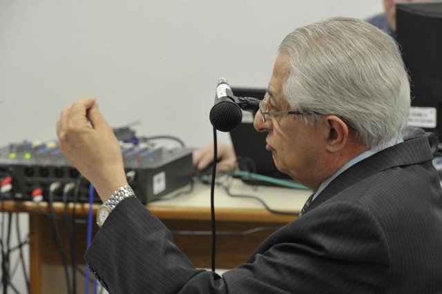  Começaram a ser escutados, desde o início da tarde de ontem, os dois primeiros réus da Operação Rodin, o ex-reitor da UFSM, Paulo Jorge Sarkis, e o empresário Ferdinando Fernandes, supostamente envolvidos no esquema de desvio de dinheiro público, no período de 2003 a 2007, quando cerca de R$ 44 milhões teriam sido desviados do Detran por meio de contratos do órgão de trânsito com fundações ligadas à federal. Na foto,  o ex-reitor da UFSM, Paulo Jorge Sarkis