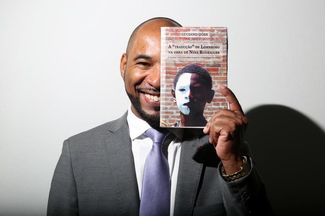 FLORIANOPOLIS, SC, BRASIL, 07.11.2017: Luciano Goes, advogado e professor catarinense que ficou em segundo lugar no Prêmio Jabuti de Direito por obra de racismo como base da criminologia no Brasil. (Foto: Betina Humeresi/Diario Catarinense) FLORIANOPOLIS, SC, BRASIL, 07.11.2017: Luciano Goes, advogado e professor catarinense que ficou em segundo lugar no Prêmio Jabuti de Direito por obra de racismo como base da criminologia no Brasil. (Foto: Betina Humeresi/Diario Catarinense)
