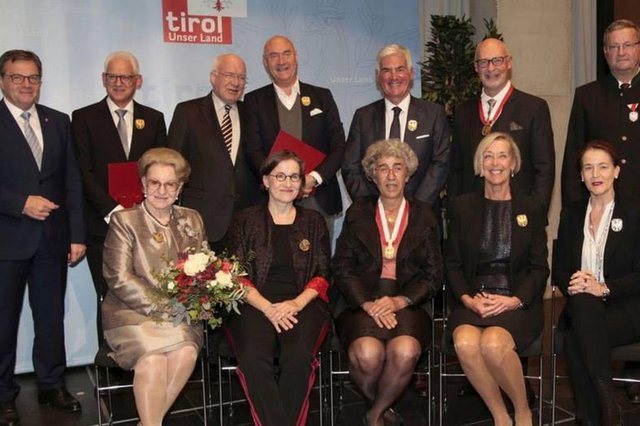 A ex-cônsul honorária da Áustria em Santa Catarina Anna Lindner Von Pickler recebeu merecida homenagem do governo austríaco. Foi condecorada, com outras 10 personalidades, com a Medalha de Águia Tirolesa, a mais alta condecoração, categoria Ouro. Foi reconhecimento pelos 28 anos dedicados ao atendimento da população de Treze Tílias e austríacos e seus descendentes que vivem em Santa Catarina. A ex-cônsul honorária da Áustria em Santa Catarina Anna Lindner Von Pickler recebeu merecida homenagem do governo austríaco. Foi condecorada, com outras 10 personalidades, com a Medalha de Águia Tirolesa, a mais alta condecoração, categoria Ouro. Foi reconhecimento pelos 28 anos dedicados ao atendimento da população de Treze Tílias e austríacos e seus descendentes que vivem em Santa Catarina.