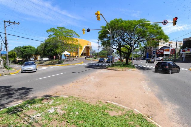 Santa Maria, RS, Brasil, 07/11/2017.Avenida Medianeira recebe sinaleira no cruzamento com rua Heitor Campos. Santa Maria, RS, Brasil, 07/11/2017.Avenida Medianeira recebe sinaleira no cruzamento com rua Heitor Campos.