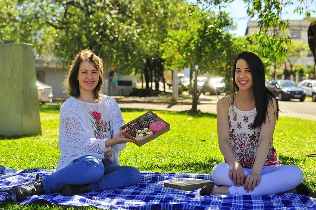 SANTA MARIA, RS, BRASIL. 01/11/2017.As irmãs Camila e Priscilla criaram a marca Donatellas Donuts. Os donuts são feitos em casa, de maneira artesanal.FOTO: GABRIEL HAESBAERT / NEWCO DSM SANTA MARIA, RS, BRASIL. 01/11/2017.As irmãs Camila e Priscilla criaram a marca Donatellas Donuts. Os donuts são feitos em casa, de maneira artesanal.FOTO: GABRIEL HAESBAERT / NEWCO DSM
