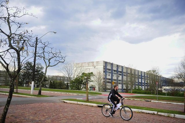  SANTA MARIA, RS, BRASIL. 08/08/2017.O ouvidor da Universidade Federal de Santa Maria (UFSM), Jorge Renato Alves da Silva, apresenta os n&uacute;meros de manifesta&ccedil;&otilde;es sobre ass&eacute;dio (moral e sexual) registrados no &oacute;rg&atilde;o de 2012 at&eacute; junho de 2017. Ele comenta que o aumento de registros &eacute; percept&iacute;vel, mas ainda &eacute; muito pequeno em compara&ccedil;&atilde;o ao tamanho da comunidade acad&ecirc;mica. Ele tamb&eacute;m comentou sobre a campanha &iquest;Trote Sem Ass&eacute;dio&iquest; promovida pela universidade.Case:- Jorge Renato Alves da Silva, 61 anos, ouvidor da UFSMFOTO: GABRIEL HAESBAERT / NEWCO DSM