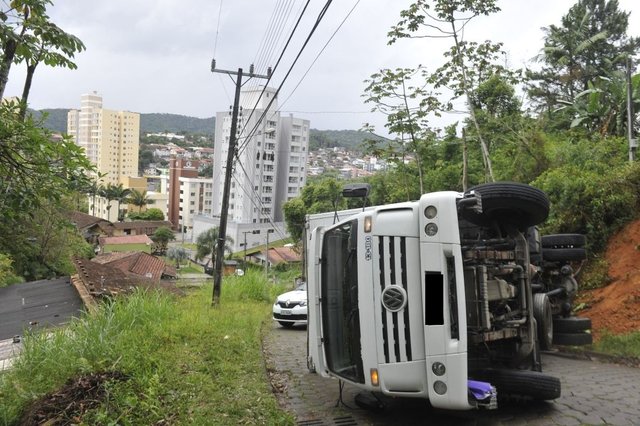 Caminhão tomba no bairro Fortaleza em Blumenau Caminhão tomba no bairro Fortaleza em Blumenau