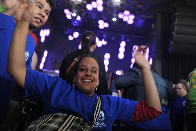 Cerca de 800 pessoas participaram da 4ª Balada Inclusiva, em Santa Maria, na tarde desta quarta-feira, 8 de novembro de 2017, que ocorreu na Moon Nightlife. O evento ocorre duas vezes ao ano, uma em cada semestre, e tem como público-alvo pessoas com necessidades especiais.¿ Lisiane Alves Dias (cadeirante, de camiseta azul, bem em frente ao palco), 30 anos, atendida da Apae, é cadeirante Cerca de 800 pessoas participaram da 4ª Balada Inclusiva, em Santa Maria, na tarde desta quarta-feira, 8 de novembro de 2017, que ocorreu na Moon Nightlife. O evento ocorre duas vezes ao ano, uma em cada semestre, e tem como público-alvo pessoas com necessidades especiais.¿ Lisiane Alves Dias (cadeirante, de camiseta azul, bem em frente ao palco), 30 anos, atendida da Apae, é cadeirante