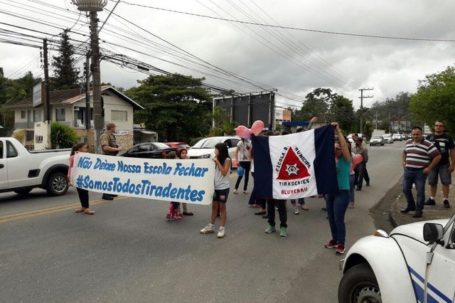 Protesto em Blumenau contra o fechamento da escola Tiradentes Protesto em Blumenau contra o fechamento da escola Tiradentes