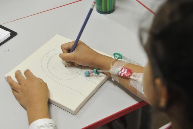 Pedagogia hospitalar. A professora da rede municipal Fabiane de Oliveira Bósio dá aulas para crianças internadas. Pedagogia hospitalar. A professora da rede municipal Fabiane de Oliveira Bósio dá aulas para crianças internadas.