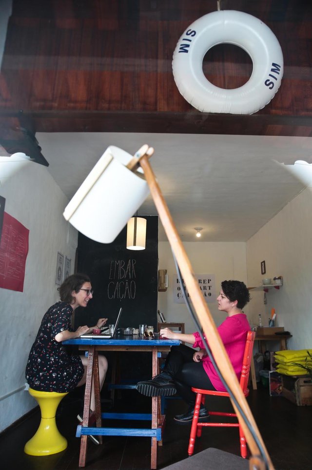 FLORIANÓPOLIS, SC, BRASIL: Embarcação é um novo espaço de arte na Lagoa da Conceição. Na foto: Mônica Hoff (de óculos) e Kamilla Nunes.(Foto: CRISTIANO ESTRELA / DIÁRIO CATARINENSE) FLORIANÓPOLIS, SC, BRASIL: Embarcação é um novo espaço de arte na Lagoa da Conceição. Na foto: Mônica Hoff (de óculos) e Kamilla Nunes.(Foto: CRISTIANO ESTRELA / DIÁRIO CATARINENSE)
