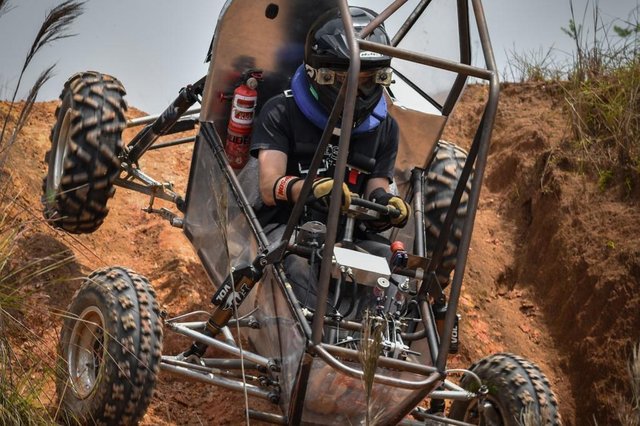 A equipe Udesc Velociraptor, que projetou e construiu o carro batizado de Fênix A equipe Udesc Velociraptor, que projetou e construiu o carro batizado de Fênix