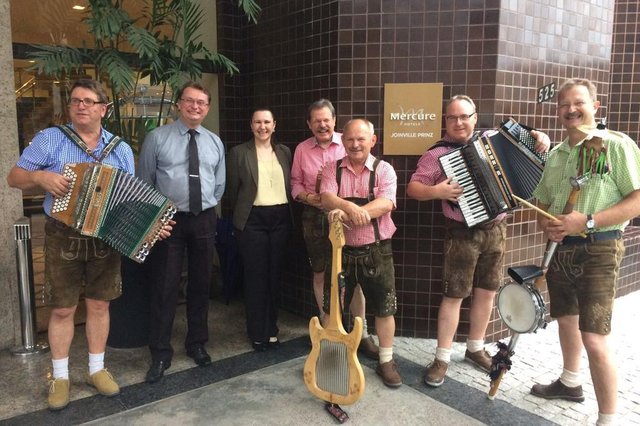O grupo Häck´l Buam que veio especialmente da Alemanhã, para o Festmusik Joinville que aconteceu na Lírica nesta quinta-feira O grupo Häck´l Buam que veio especialmente da Alemanhã, para o Festmusik Joinville que aconteceu na Lírica nesta quinta-feira