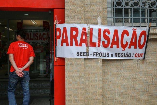 FLORIANOPOLIS, SC, BRASIL, 10/11/2017 - Trabalhadores chamam para paralizacao contra a reforma trabalhista que entra em vigor amanhaLocal: FlorianópolisIndexador: Betina HumeresFonte: Diário Catarinense FLORIANOPOLIS, SC, BRASIL, 10/11/2017 - Trabalhadores chamam para paralizacao contra a reforma trabalhista que entra em vigor amanhaLocal: FlorianópolisIndexador: Betina HumeresFonte: Diário Catarinense