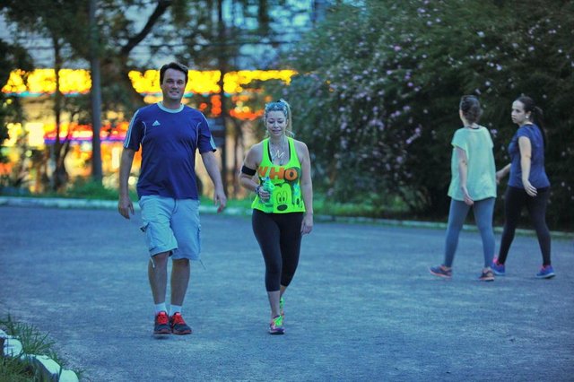  Santa Maria, RS, Brasil, 02/11/2017.Saiba como a desidrata&ccedil;&atilde;o afeta o c&eacute;rebro.Meire Pinheiro &iquest; educadora f&iacute;sica &iquest; 37 anos  (verde)Douglas Pinheiro &iquest; engenheiro civil &iquest; 38 anos (azul)