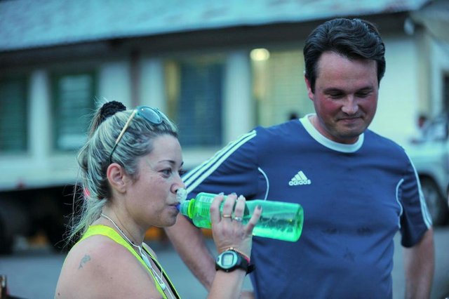  Santa Maria, RS, Brasil, 02/11/2017.Saiba como a desidrata&ccedil;&atilde;o afeta o c&eacute;rebro.Meire Pinheiro &iquest; educadora f&iacute;sica &iquest; 37 anos  (verde)Douglas Pinheiro &iquest; engenheiro civil &iquest; 38 anos (azul)