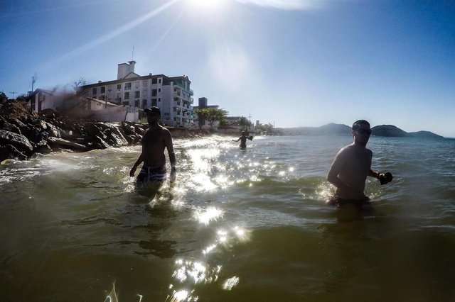 FLORIANÓPOLIS, SC, BRASIL - 23/10/2017Os efeitos da ressaca na praia dos Ingleses FLORIANÓPOLIS, SC, BRASIL - 23/10/2017Os efeitos da ressaca na praia dos Ingleses