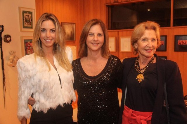 Carolina Zattar, Gabriela e Helga Loyola na abertura da exposição Hic Et Nunc, que é uma realização do Picta Escritório de Arte e da El Clandestino. A mostra vai até 9 de dezembro no KOK Asian Mood + Mercure Prinz Hotel. Carolina Zattar, Gabriela e Helga Loyola na abertura da exposição Hic Et Nunc, que é uma realização do Picta Escritório de Arte e da El Clandestino. A mostra vai até 9 de dezembro no KOK Asian Mood + Mercure Prinz Hotel.