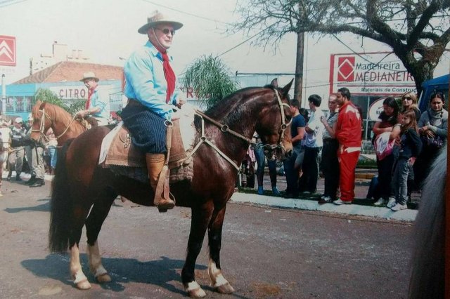 Padre Dotto gosta muito da tradição gaúcha e faz questão de participar do Desfile Farroupilha em Santa Maria Padre Dotto gosta muito da tradição gaúcha e faz questão de participar do Desfile Farroupilha em Santa Maria