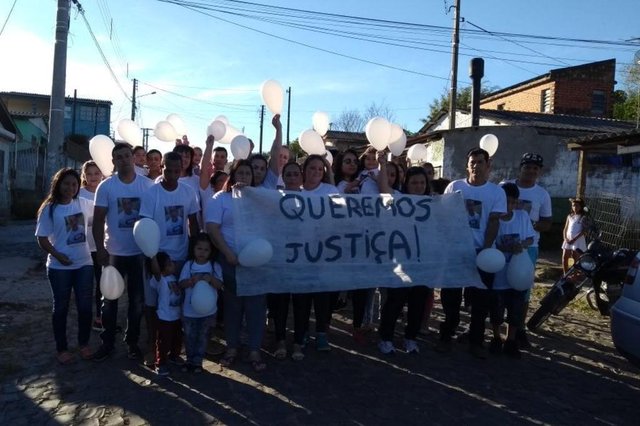 Familiares de Patrick Mendes da Cruz, 20 anos, fazem protesto no bairro Itaimb&eacute;. Jovem foi morto com cinco tiros 