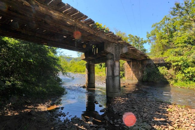  Santa Maria, RS, Brasil 06/11/2017. A pauta fala sobre a situa&ccedil;&atilde;o da falta de infraestrutura nas ruas, com muitos buracos e de ch&atilde;o batido, al&eacute;m de gastos exorbitantes com pontes que s&atilde;o de terra e com um cano de esgoto.