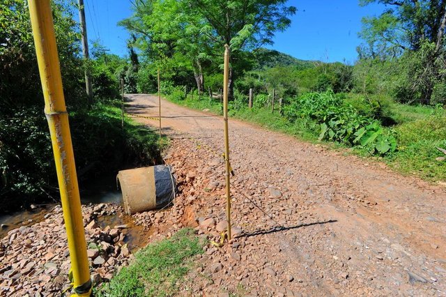  Santa Maria, RS, Brasil 06/11/2017. A pauta fala sobre a situa&ccedil;&atilde;o da falta de infraestrutura nas ruas, com muitos buracos e de ch&atilde;o batido, al&eacute;m de gastos exorbitantes com pontes que s&atilde;o de terra e com um cano de esgoto.