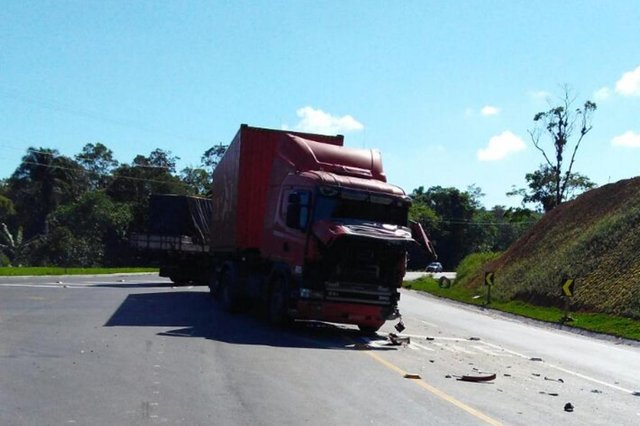 Acidente entre carro e caminhão deixa motorista ferido em Garuva Acidente entre carro e caminhão deixa motorista ferido em Garuva