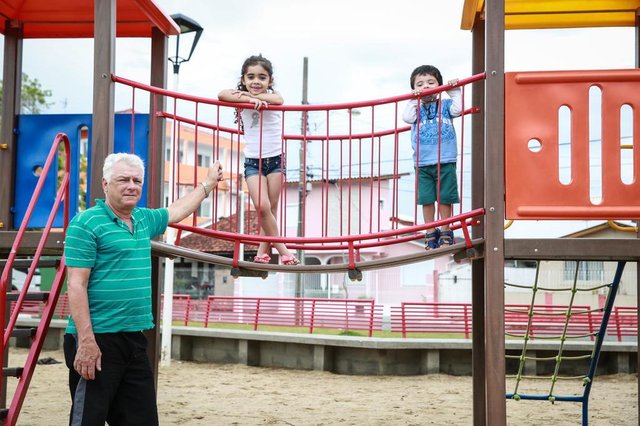 SAO JOSE, SC, BRASIL, 10/11/2017 - Totem em praca de Forquilhinhas surte efeito na seguranca publica do bairroFoto: Pedro Luiz Antunes, sua afilhada Júlia e seu neto Miguel, hoje se sentem mais seguros e reconhecem a melhora na segurança da praça desde a colocação do tótemLocal: FlorianópolisIndexador: Betina HumeresFonte: Diário Catarinense SAO JOSE, SC, BRASIL, 10/11/2017 - Totem em praca de Forquilhinhas surte efeito na seguranca publica do bairroFoto: Pedro Luiz Antunes, sua afilhada Júlia e seu neto Miguel, hoje se sentem mais seguros e reconhecem a melhora na segurança da praça desde a colocação do tótemLocal: FlorianópolisIndexador: Betina HumeresFonte: Diário Catarinense