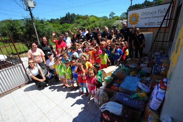 entrega alimentos Polícia Civil na escolinha comunitária no bairro Lorenzi/Fim da greve entrega alimentos Polícia Civil na escolinha comunitária no bairro Lorenzi/Fim da greve
