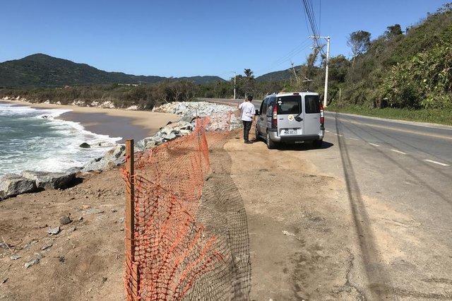 Obra de enroncamento na praia do Caldeirão, em Florianópolis Obra de enroncamento na praia do Caldeirão, em Florianópolis